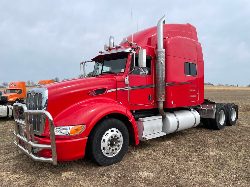 2008 Peterbilt 386 Sleeper Cab Semi Tractor (Has WI Title)