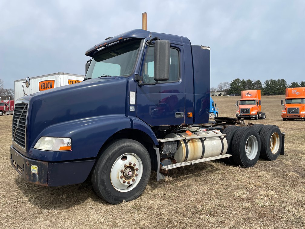 2009 Volvo Day Cab Semi Tractor (Has WI Title)