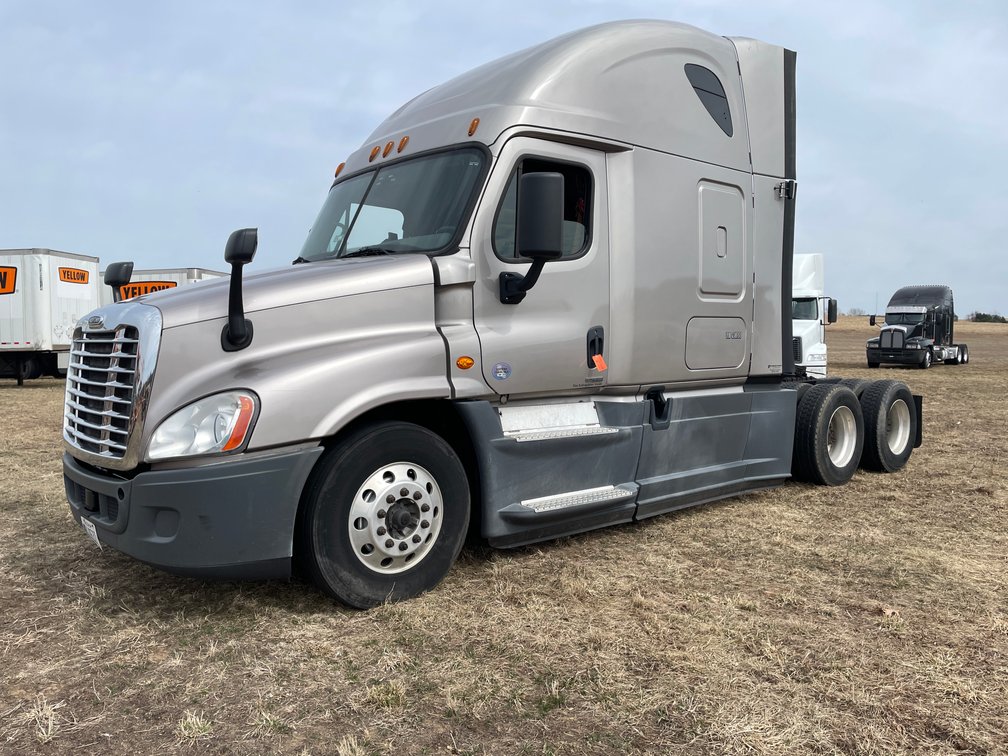 2016 Freightliner Cascade Evolution Sleeper Cab Semi Tractor (Has WI Title)