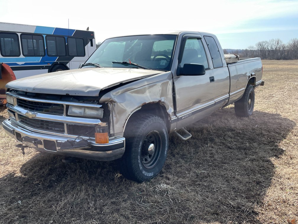 2000 Chevy 2500 Silverado 2 x 4 Pickup Truck (Has WI Title)