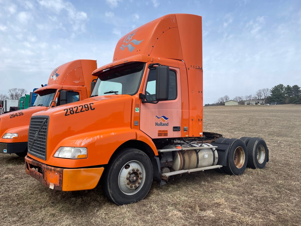 2009 Volvo Day Cab Semi Tractor (Has WI Title)
