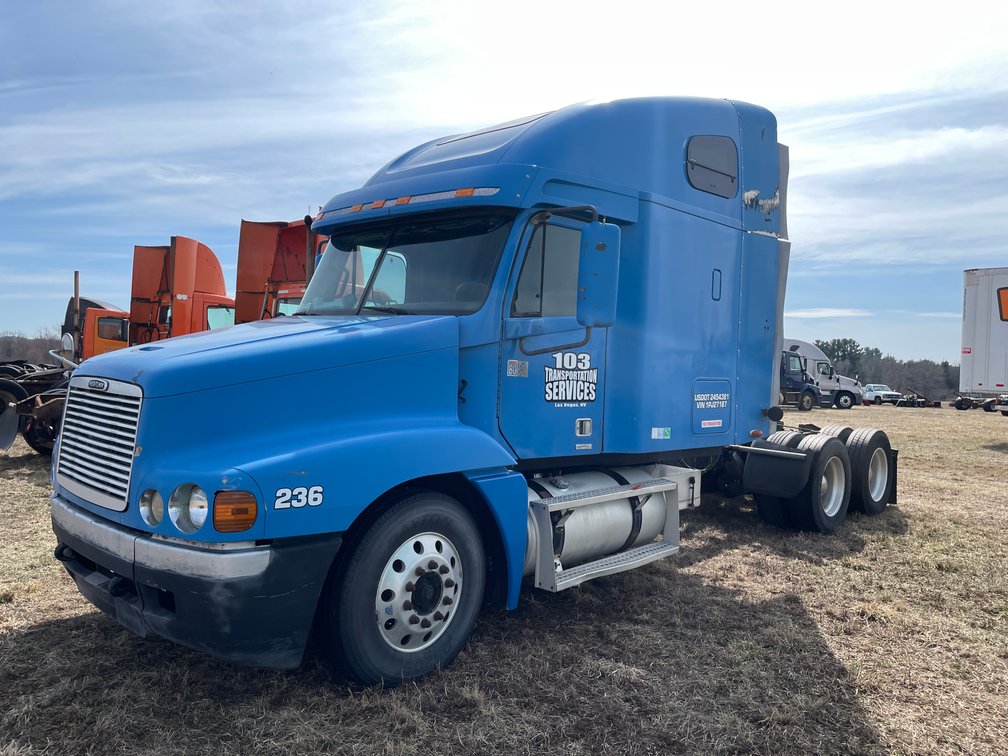 2001 Freightliner Century Class Sleeper Cab Semi Tractor (Has WI Title) (Non Runner)