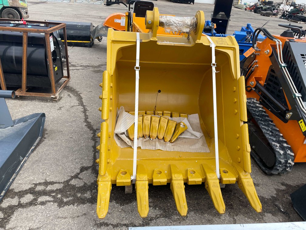 Unused CAT 320 42" Excavator Tooth Bucket (O10)