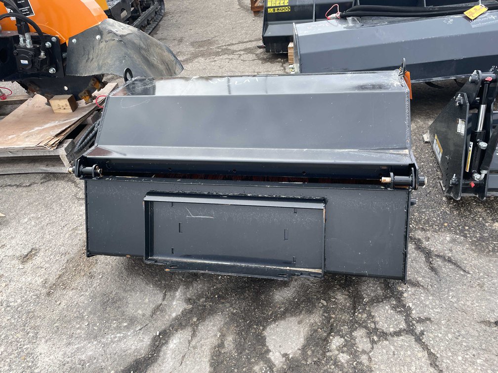 Unused GIYI Mini Skid Steer Bucket Broom (O10)