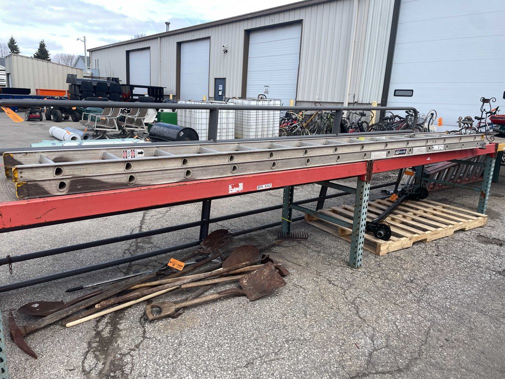 28' Louisville Ladder (O4)