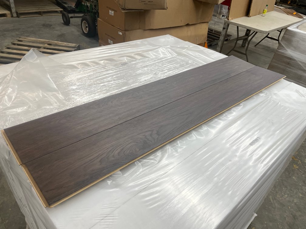 1,209 Sq. Ft. Mohawk  Western Row Tilled Oak Click Planks