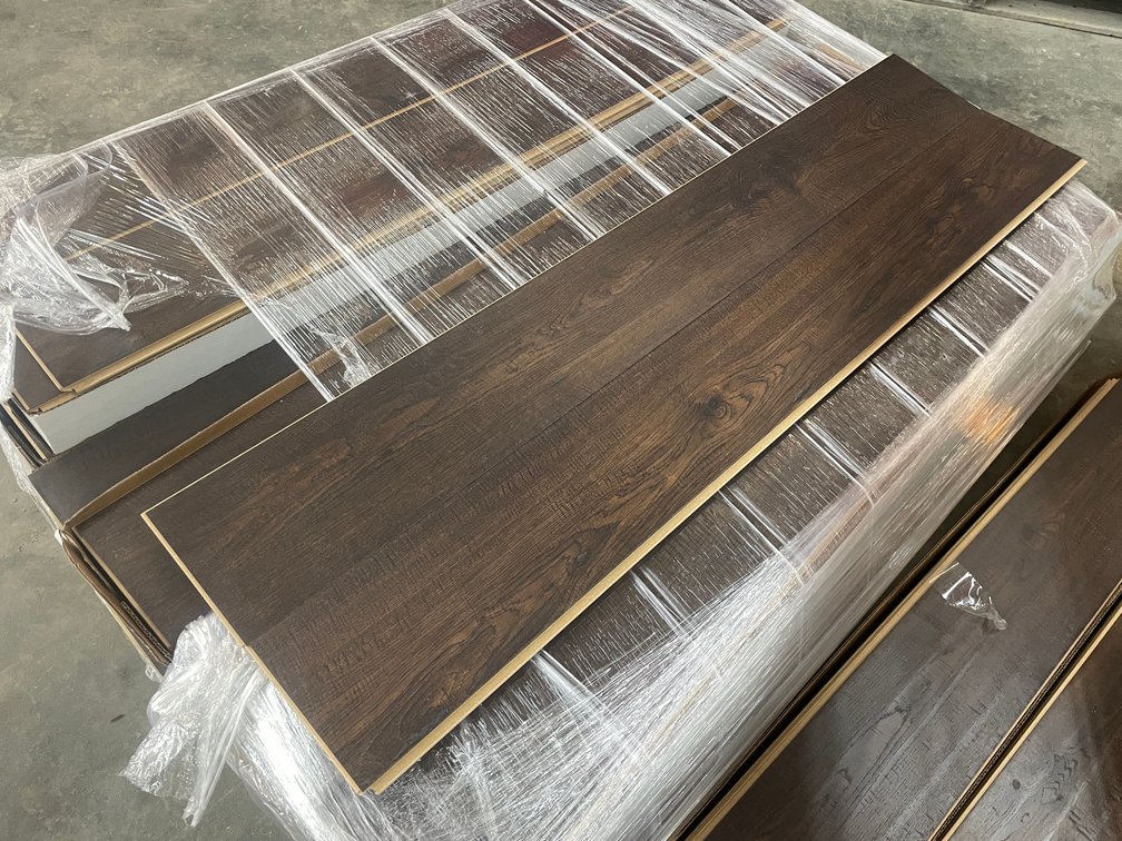 261.95 Sq. Ft. Mohawk Outlast Java Scraped Oak Click Planks