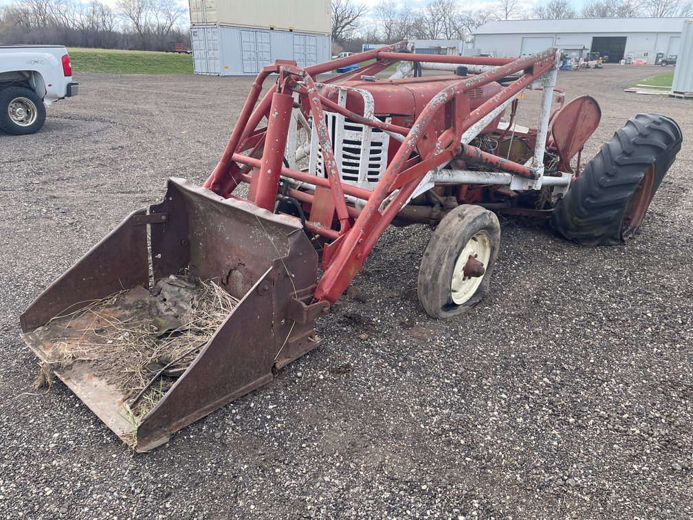 International 350 Utility Tractor