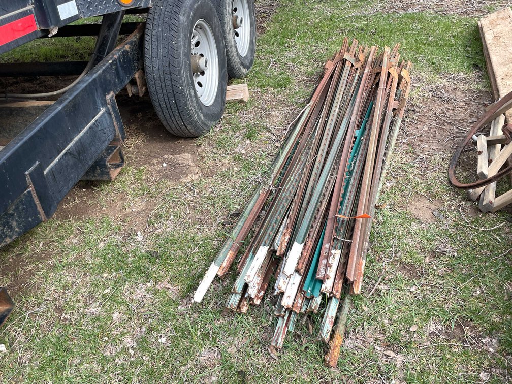(35) Metal Posts