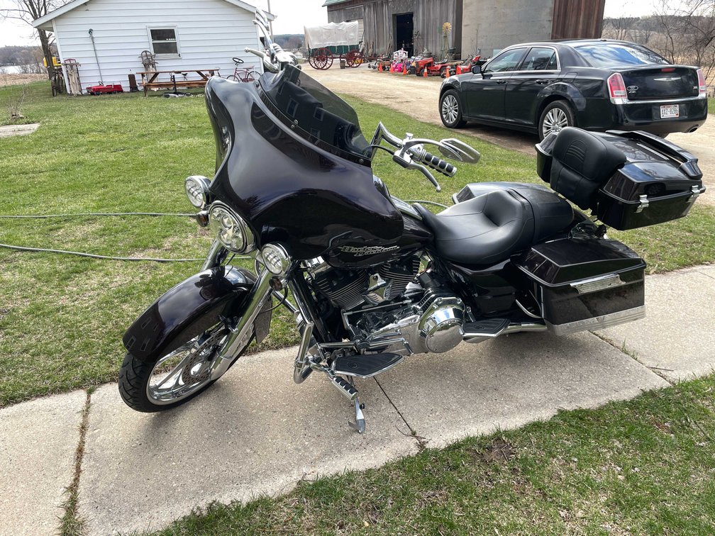 2011 Street Glide Harley Davidson (Title in Delay)