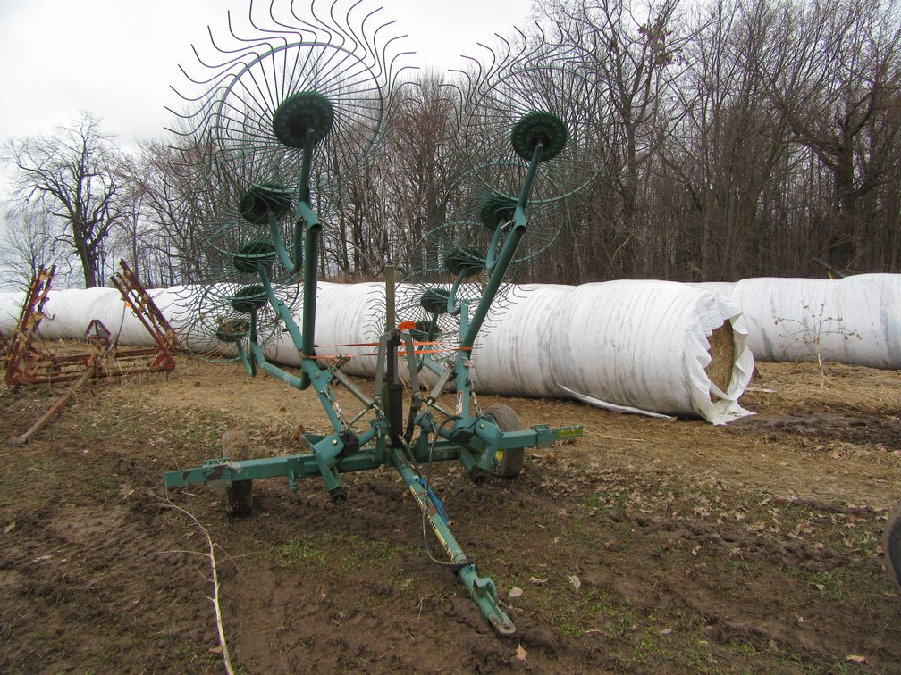 John Deere 702 10 Wheel Rake