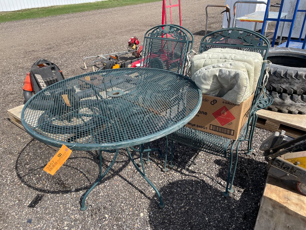 Metal Patio Table and (4) Chairs