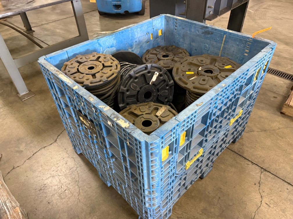Tote of Hydraulic Hose (Located in Sussex)