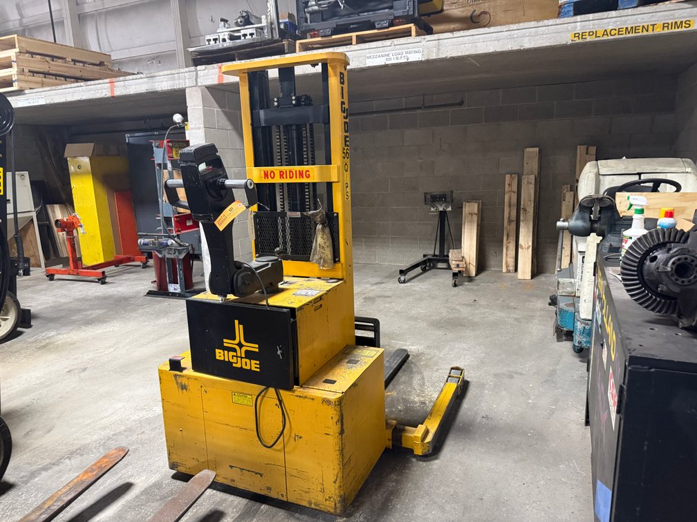 Big Joe Electric Lift Truck (Located in Lomira)