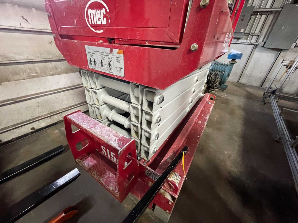 MEC 19' Scissor Lift (E)