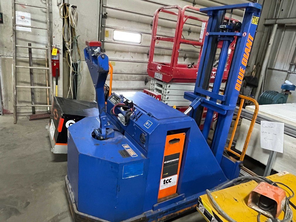 Blue Giant Walkie Lift (Wall E)