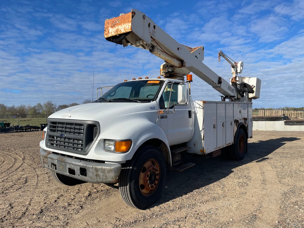 2000 Ford F750 Bucket Truck (Has MN Title)