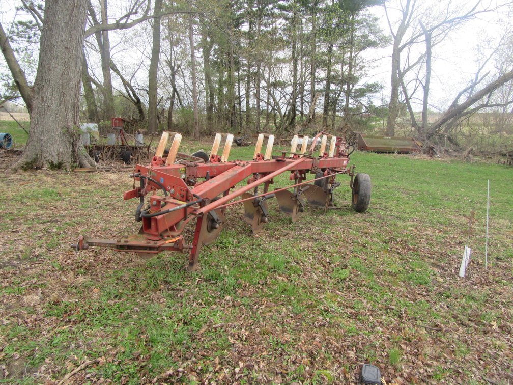International 720 Moldboard (Semi-Mounted Type) 5 Bottom Plow
