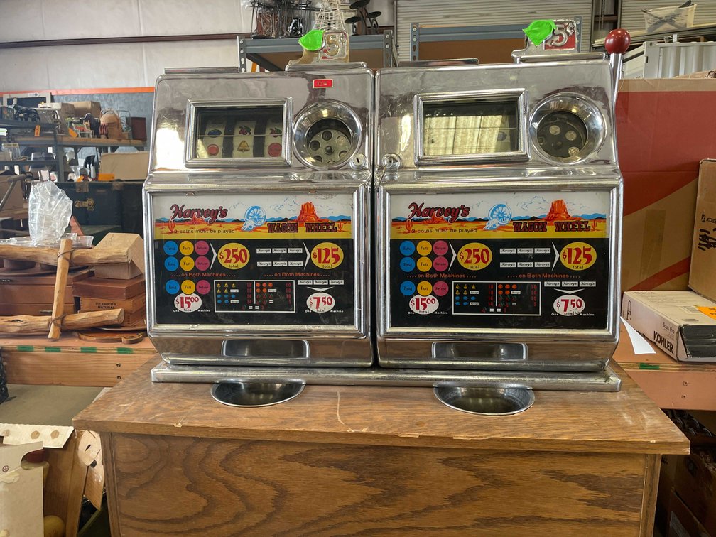 Nickel Slot Machine and Table
