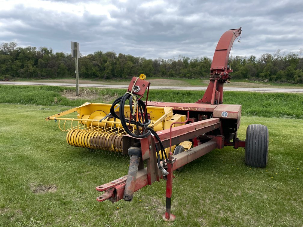 New Holland 790 Chopper with Hay Head