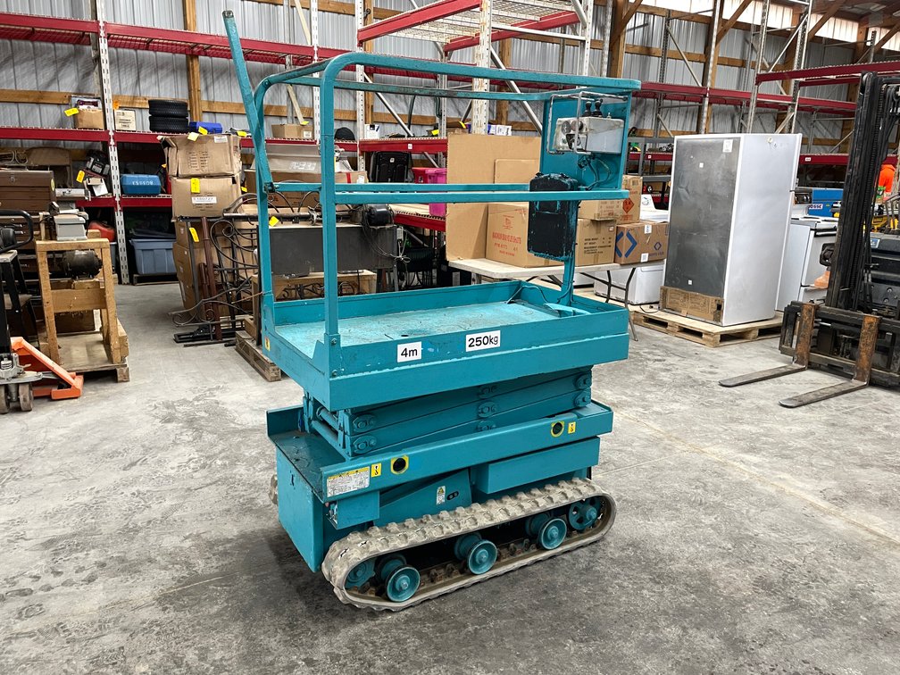 2012 Airman ENCL040 Track Drive Scissor Lift