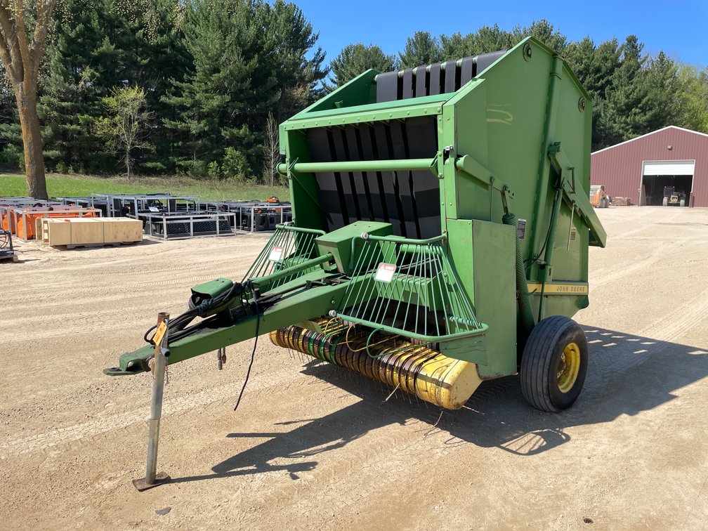 John Deere 510 Round Baler
