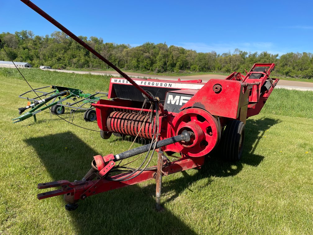 Massey Ferguson 124 Small Square Baler with Kicker