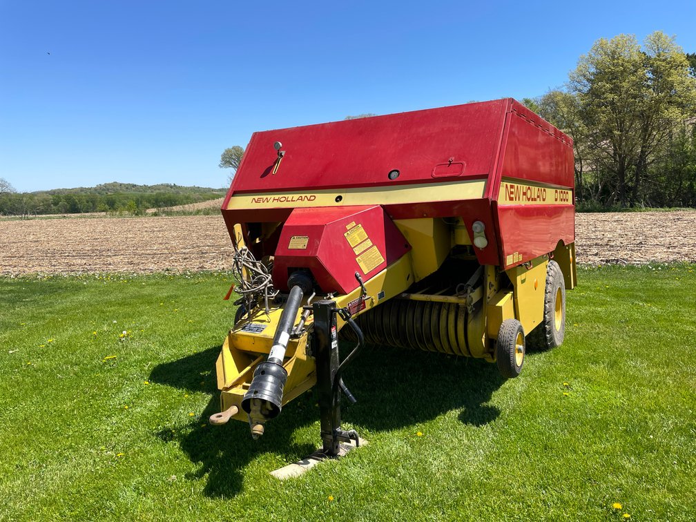 New Holland D1000 Square Baler (Whitehall, WI)