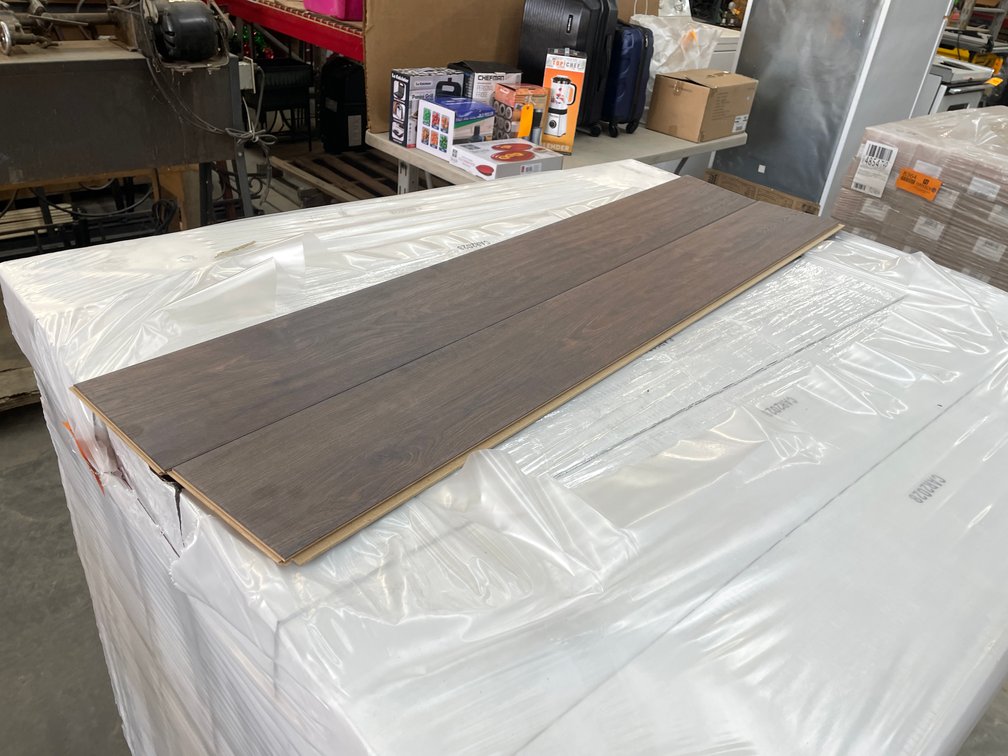 1,209 Sq. Ft. Mohawk Western Row Tilled Click Oak Planks
