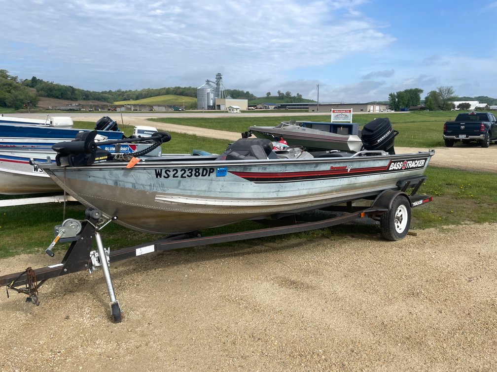 1988 17' Bass Tracker V17 Boat with Trailer (Has WI Title)