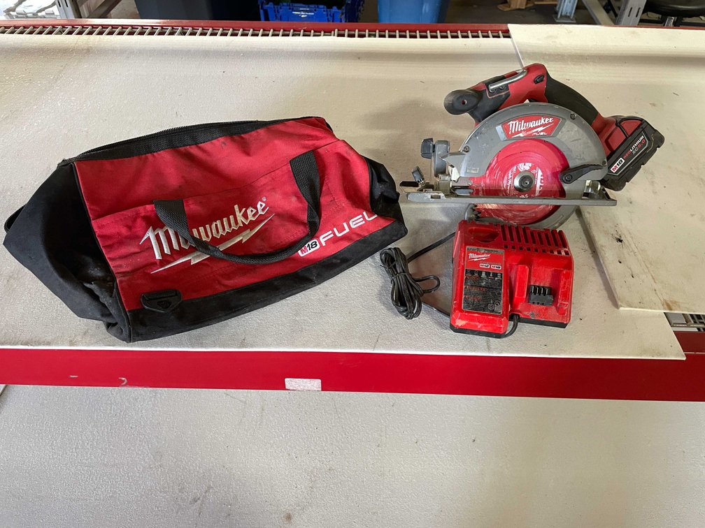 Milwaukee Circular Saw (CW)