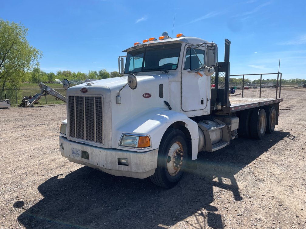 2002 Peterbilt 385 Flatbed Truck (Has  MN Title)