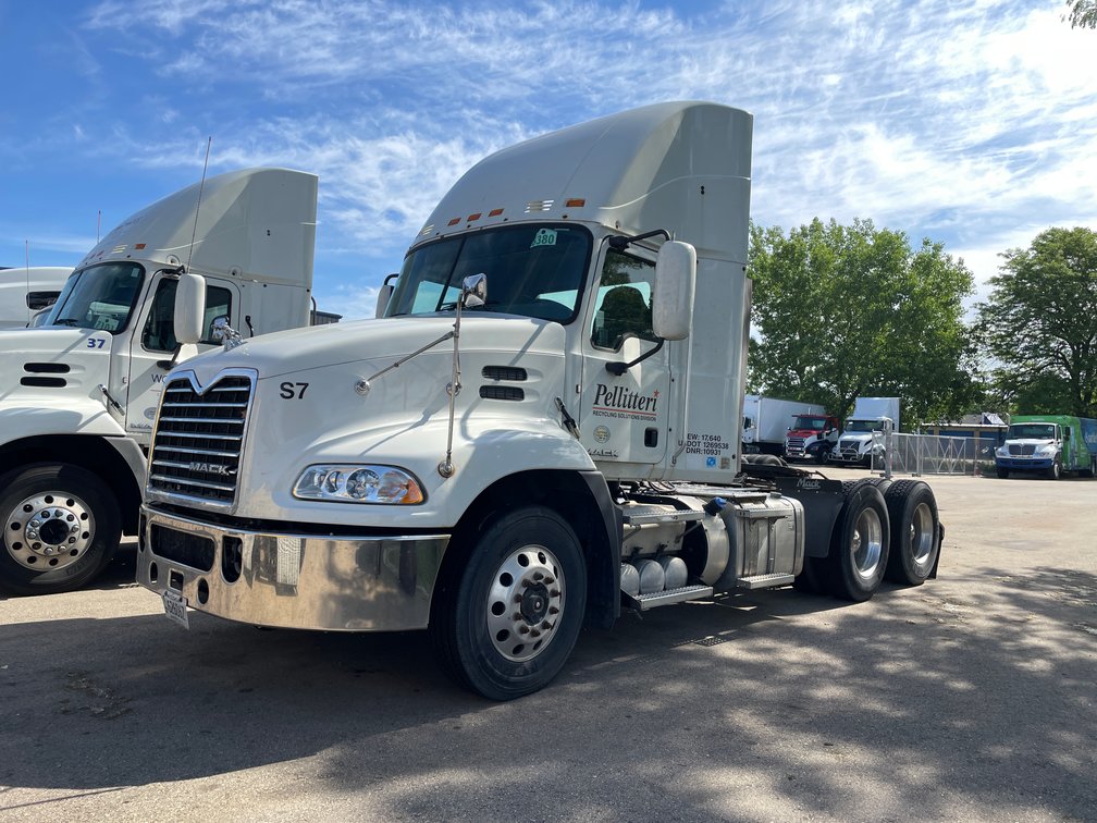 2016 Mack Day Cab Semi Tractor (Has WI Title) (Monona, WI)