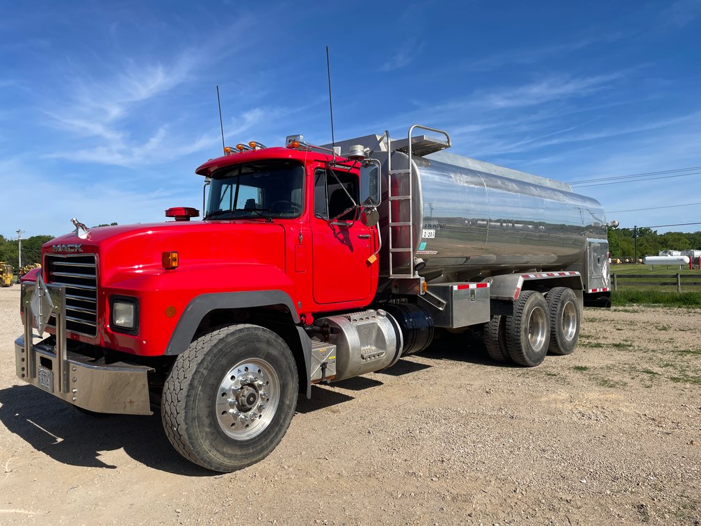 2002 Mack RD Model Fuel Tanker Truck (Has WI Title)
