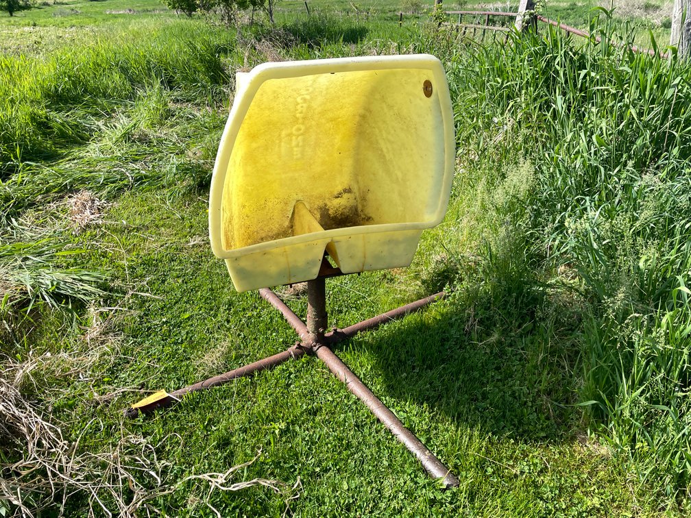 Vigortone Poly Cattle Mineral Feeder