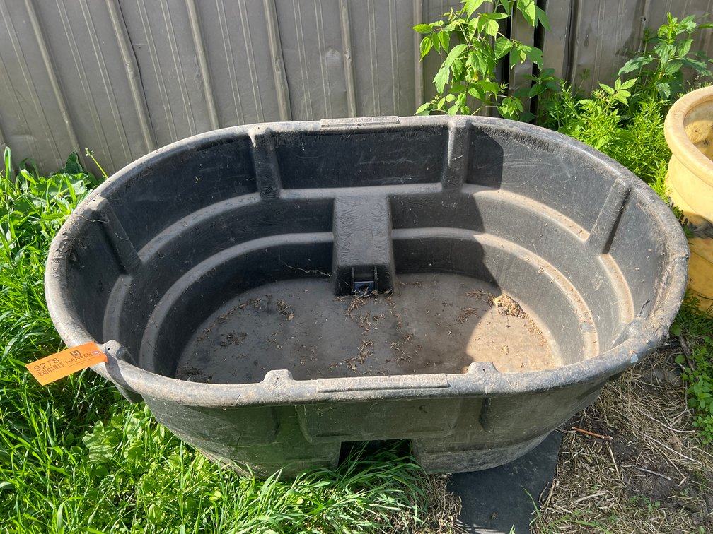Rubbermaid Plastic Water Tank