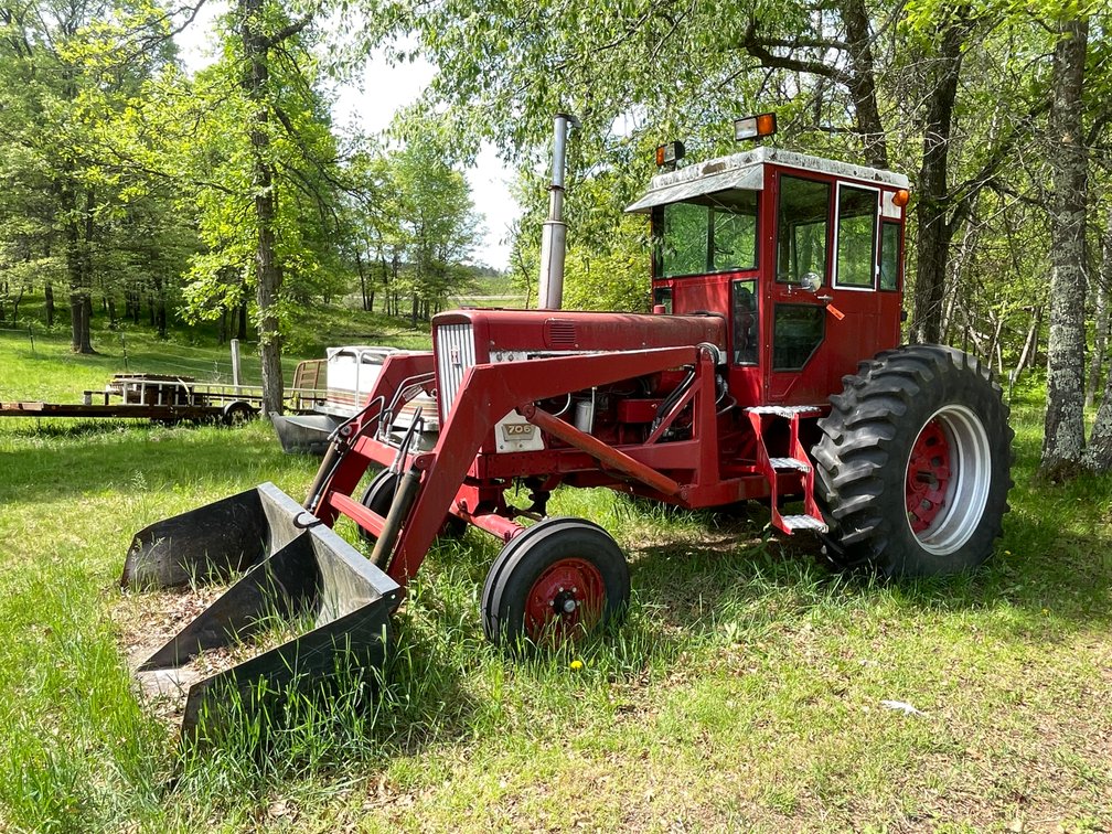 International 706 Gas Tractor with Cab and Loader (Spring Brook, WI)