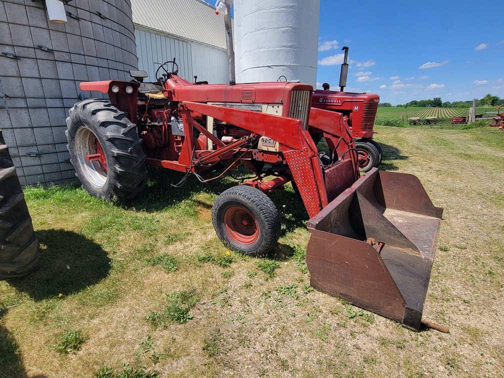 IH Farmall 706 Diesel with Loader