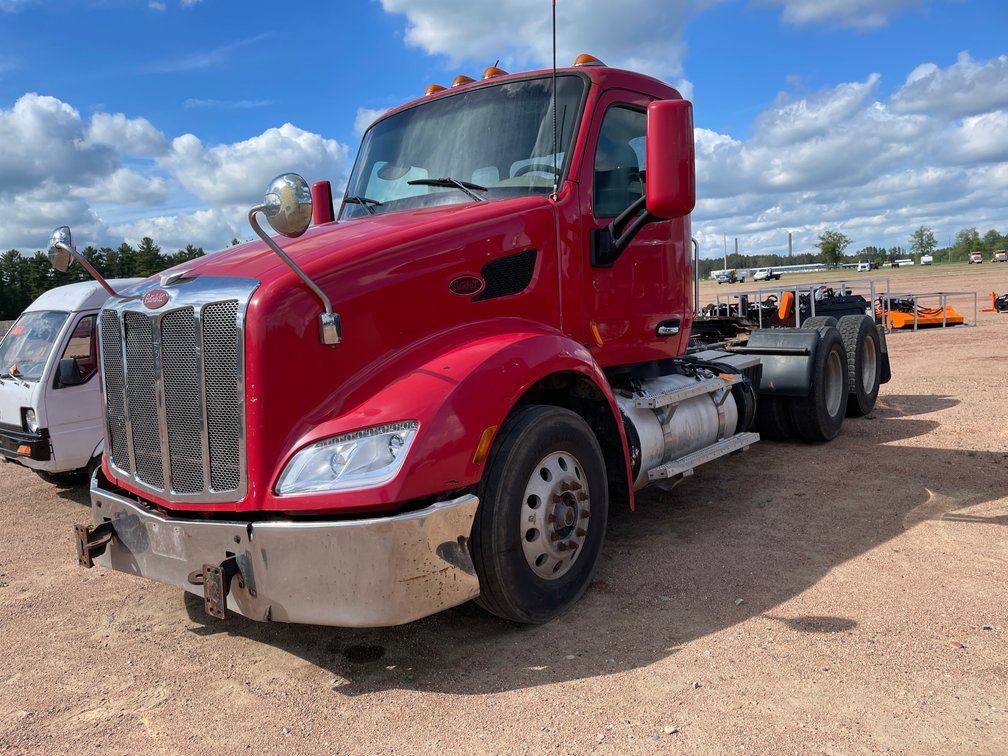 2014 Peterbilt 579 Day Cab Semi (Has MI Title) (Mosinee, WI)