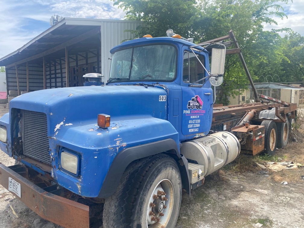 2004 RD Mack Roll Off Truck (Milwaukee, Wi)(Has WI Title)