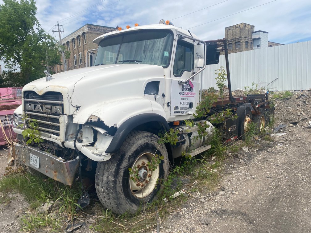 2004 Mack Granite Roll Off Truck (Milwaukee, WI)