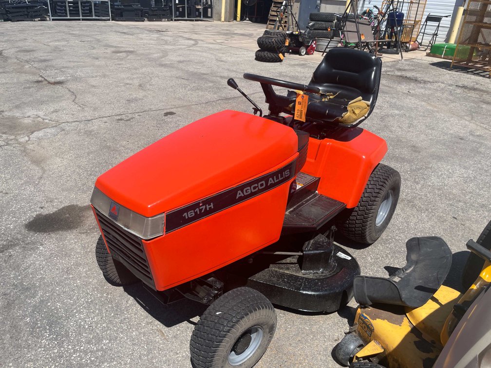AGCO Allis Riding Mower (O3)