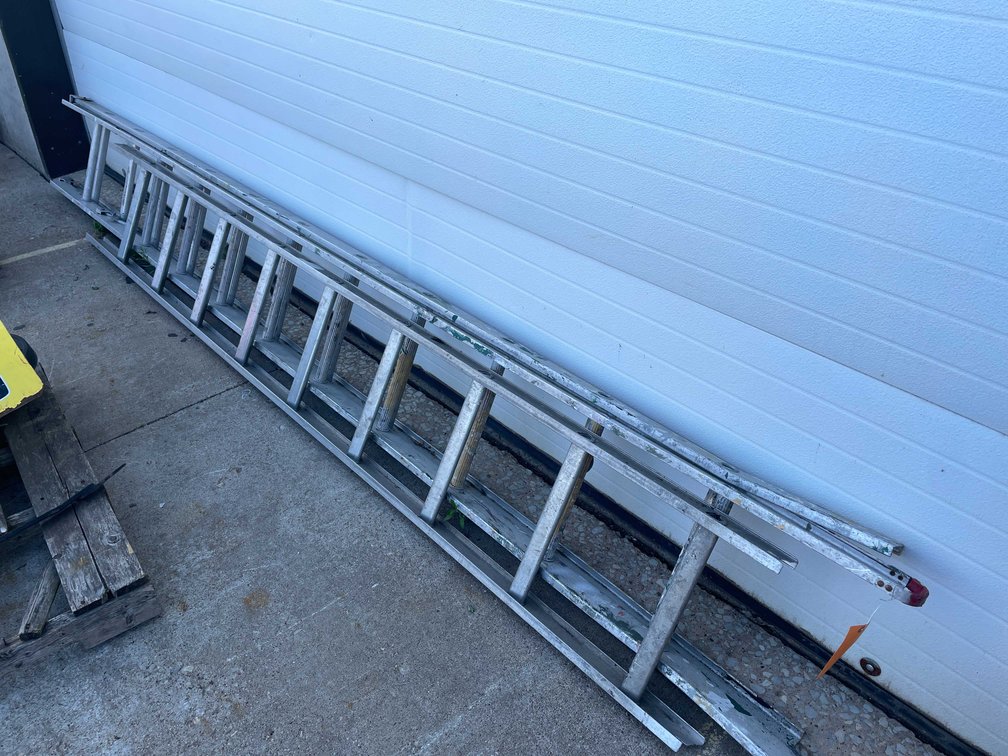 (2) Aluminum Ladders (O4)