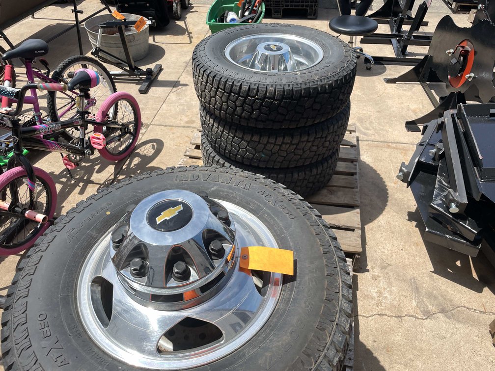 Set of (6) 17" Chevy Factory Aluminum Wheels with Tires and Center Caps (O3)