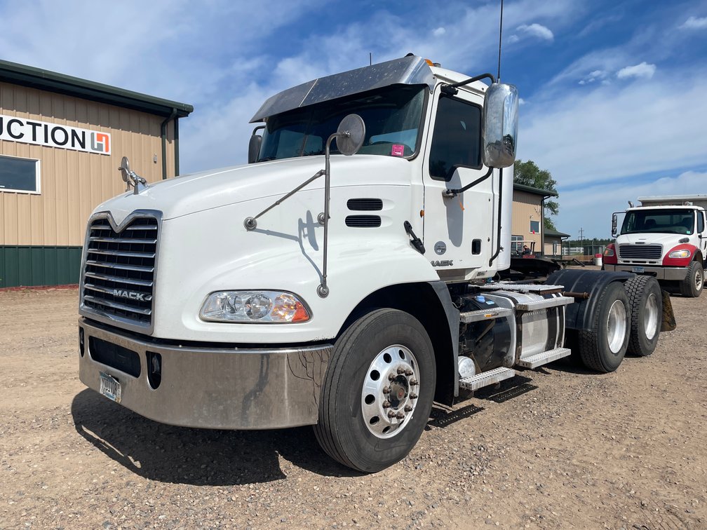 2012 Mack Pinnacle 600 Truck Tractor (Has MN Title)