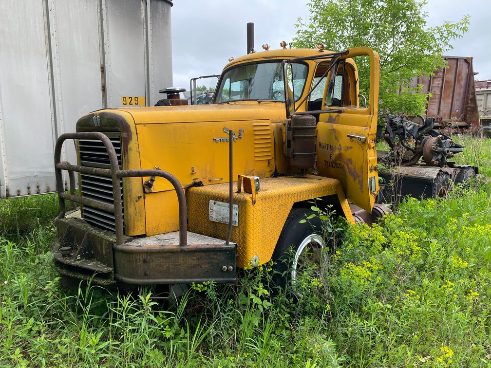 International Harvestor Day Cab Semi (No Title) (For Parts Only)