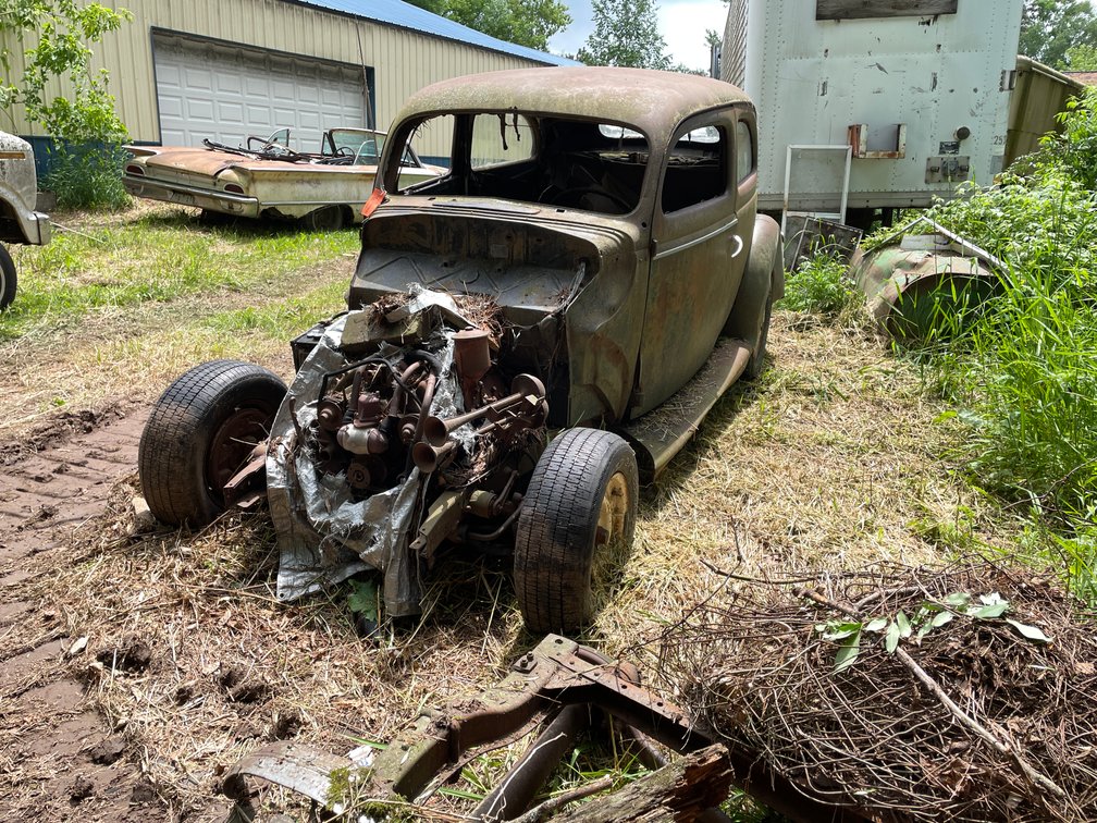 1939 Ford Deluxe 2-Door Sedan (No Title, For Parts)
