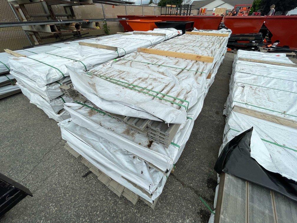 16' Bundle- Venture Khaki Slotted Composite Deck Boards (O8)