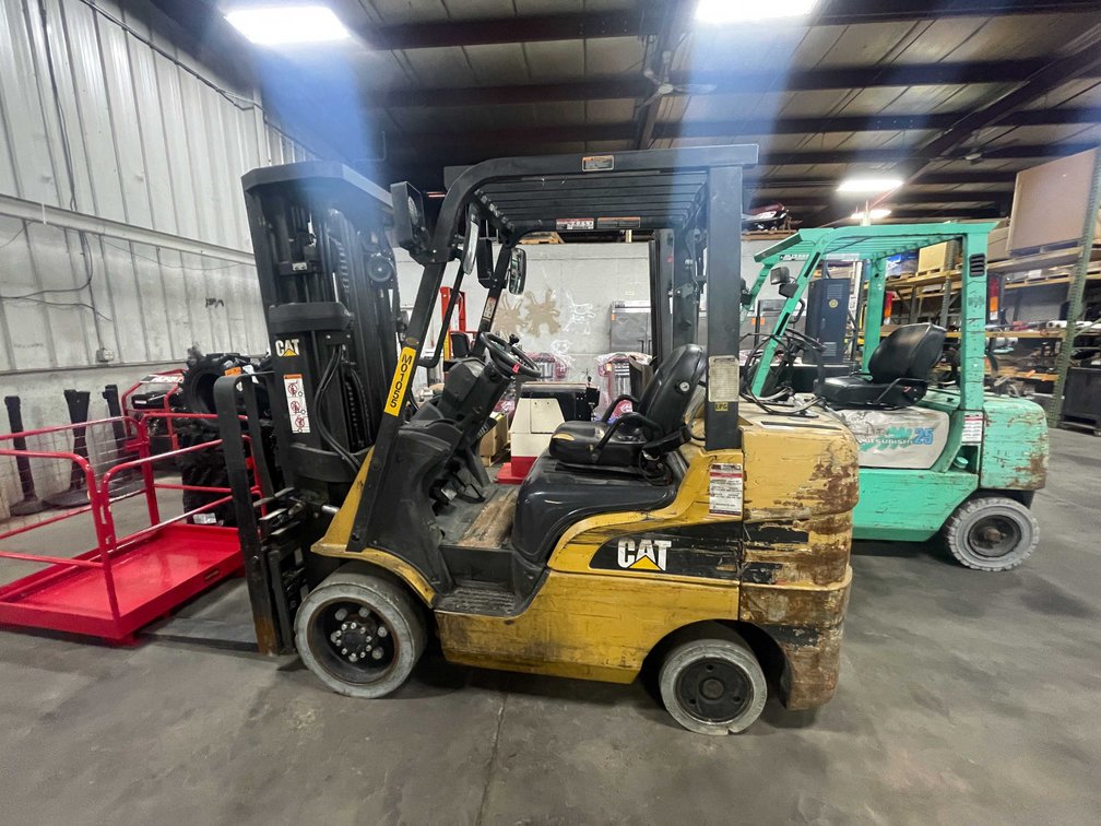 Cat 6000lb Capacity Forklift (E)