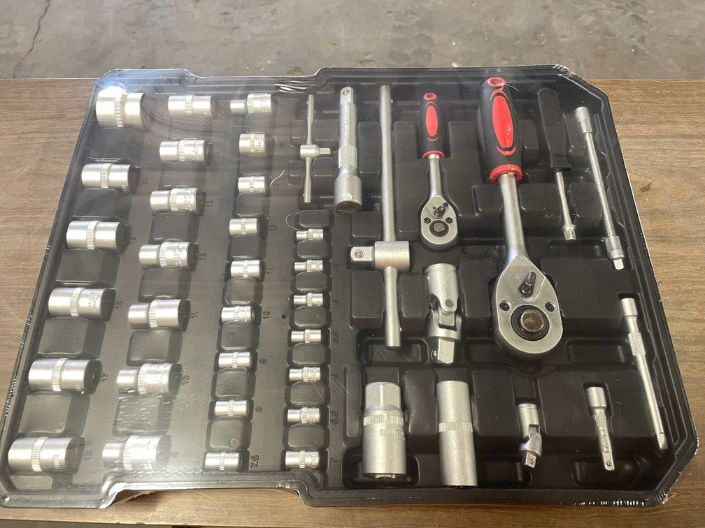 New 899 Pieces Professional Tool Set in Metal Rolling Tool Case (CW)